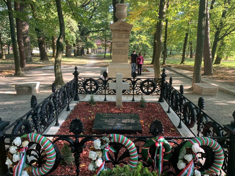 Átadták Kazinczy Ferenc felújított síremlékét Széphalomban