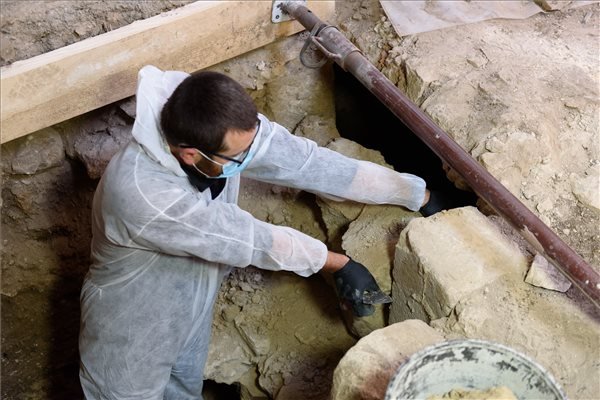 Érintetlen kriptára bukkantak a felújítás alatt álló bánffyhunyadi református templomban