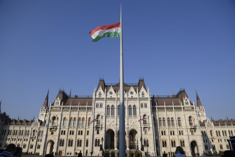 Október 23. Budapesten: felvonták a nemzeti lobogót az Országház előtt