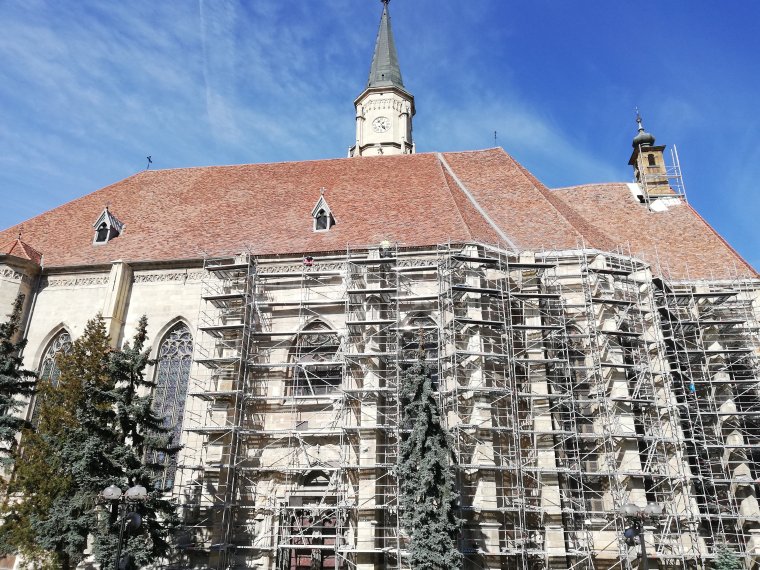 Tartani tudják a feszes tempót Kolozsvár ékessége, a Szent Mihály-templom felújítása során