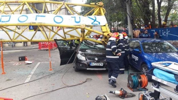 Daru zuhant egy mozgásban lévő gépkocsira Bukarest központjában