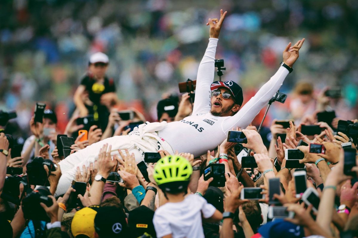 Megvédte címét, hatodszor lett világbajnok Lewis Hamilton