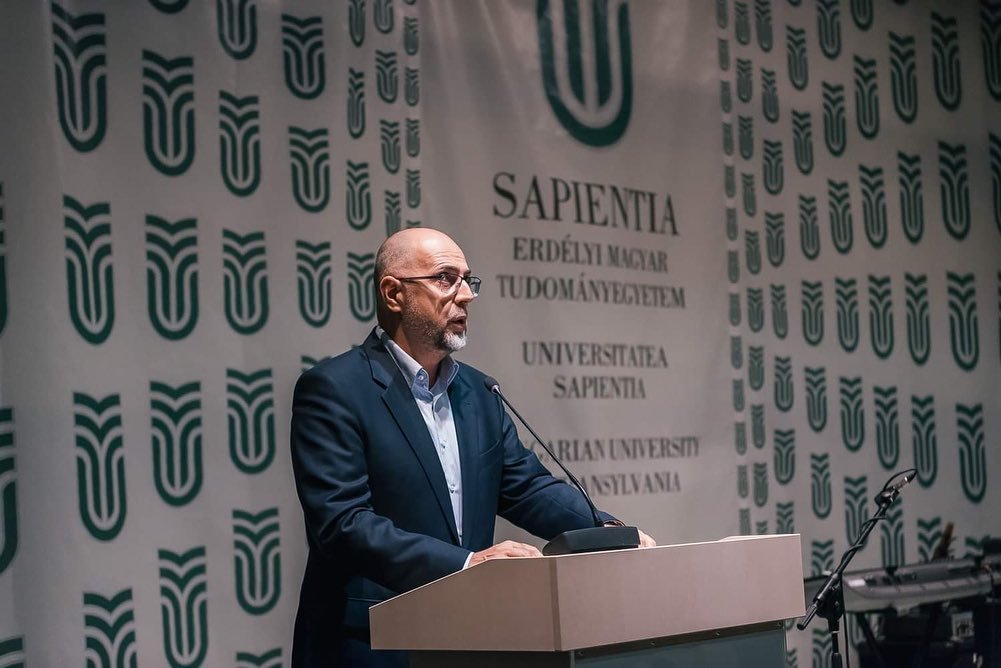 Tőkés Kelemen meghívása miatt bírálja a Sapientiát, a dékán átpolitizálódásról beszél