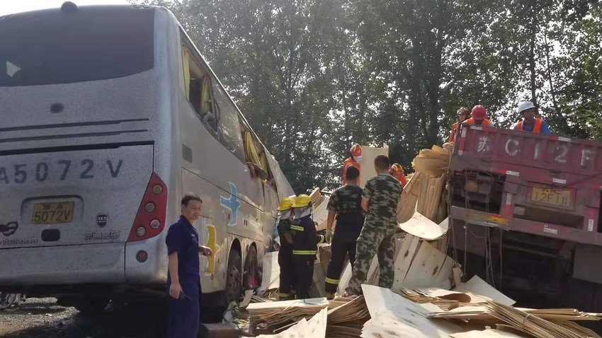 Több mint harmincan vesztették életüket egy közúti balesetben Kínában