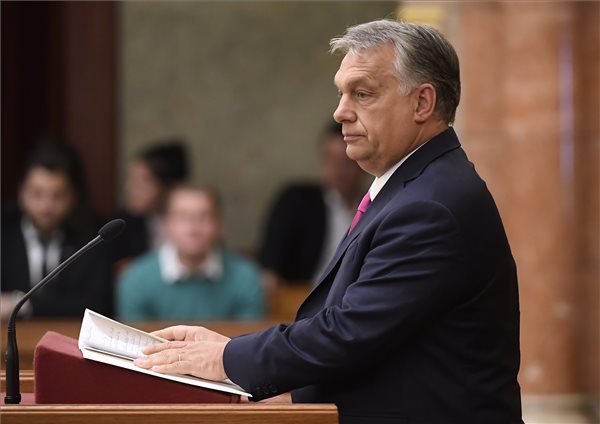 Megzavarta Orbán Viktor parlamenti felszólalását egy ellenzéki képviselő