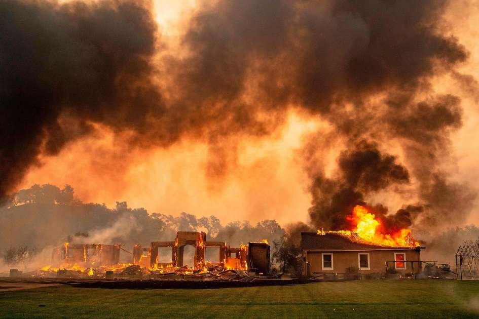 Ezrek menekülnek a tűzvész elől Észak-Kaliforniában