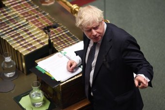Megbírságolták Boris Johnsont a koronavírus-járvány idején tartott partik miatt