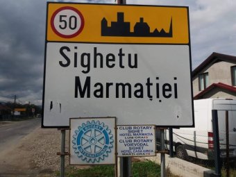 Lekaparták a magyar feliratot a frissen kihelyezett helységnévtáblákról Máramarosszigeten