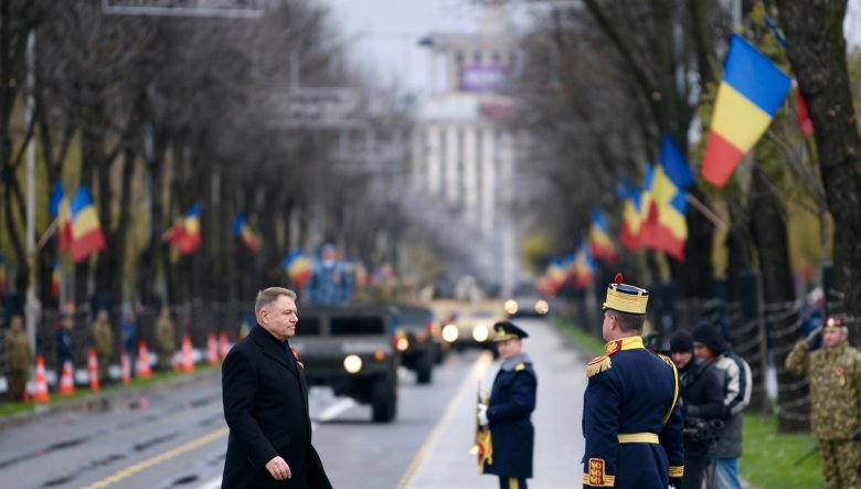 Katonai parádéval ünnepelték december elsejét Bukarestben, Gyulafehérváron és Kolozsvárt