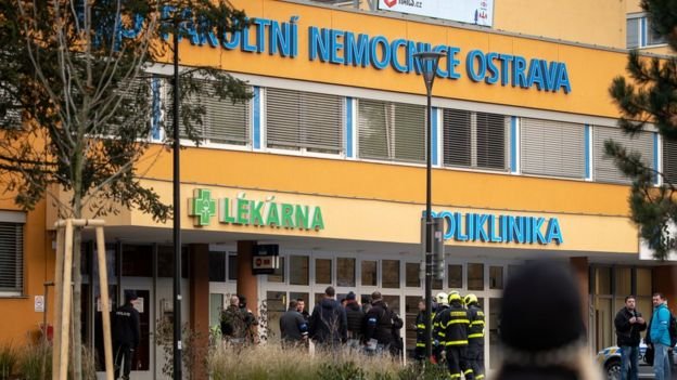 Ámokfutó gyilkolt egy csehországi kórházban, majd magát is főbe lőtte
