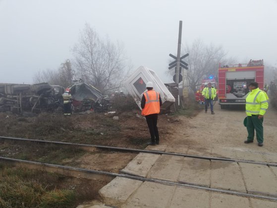 Vonat ütközött teherautóval Fehér megyében, a sofőr meghalt, a szerelvény is megrongálódott