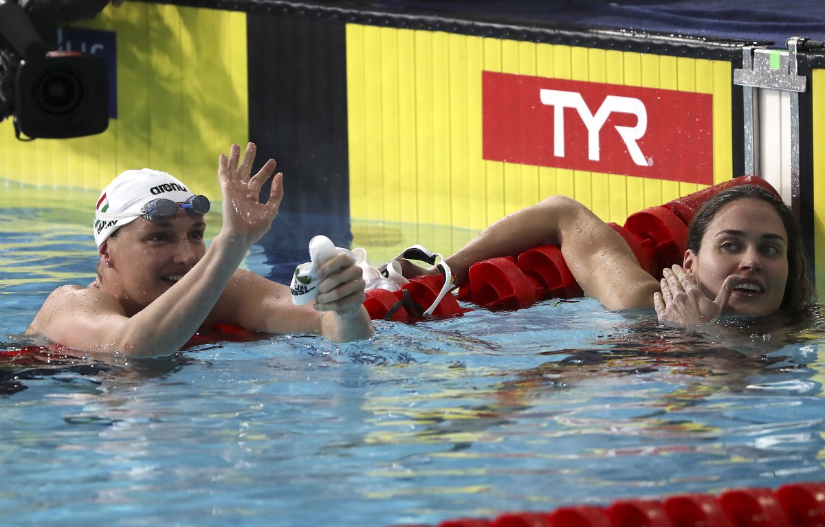 Hosszú arany-, Jakabos bronzérmet szerzett 200 méter pillangón a rövidpályás úszó-Eb-n