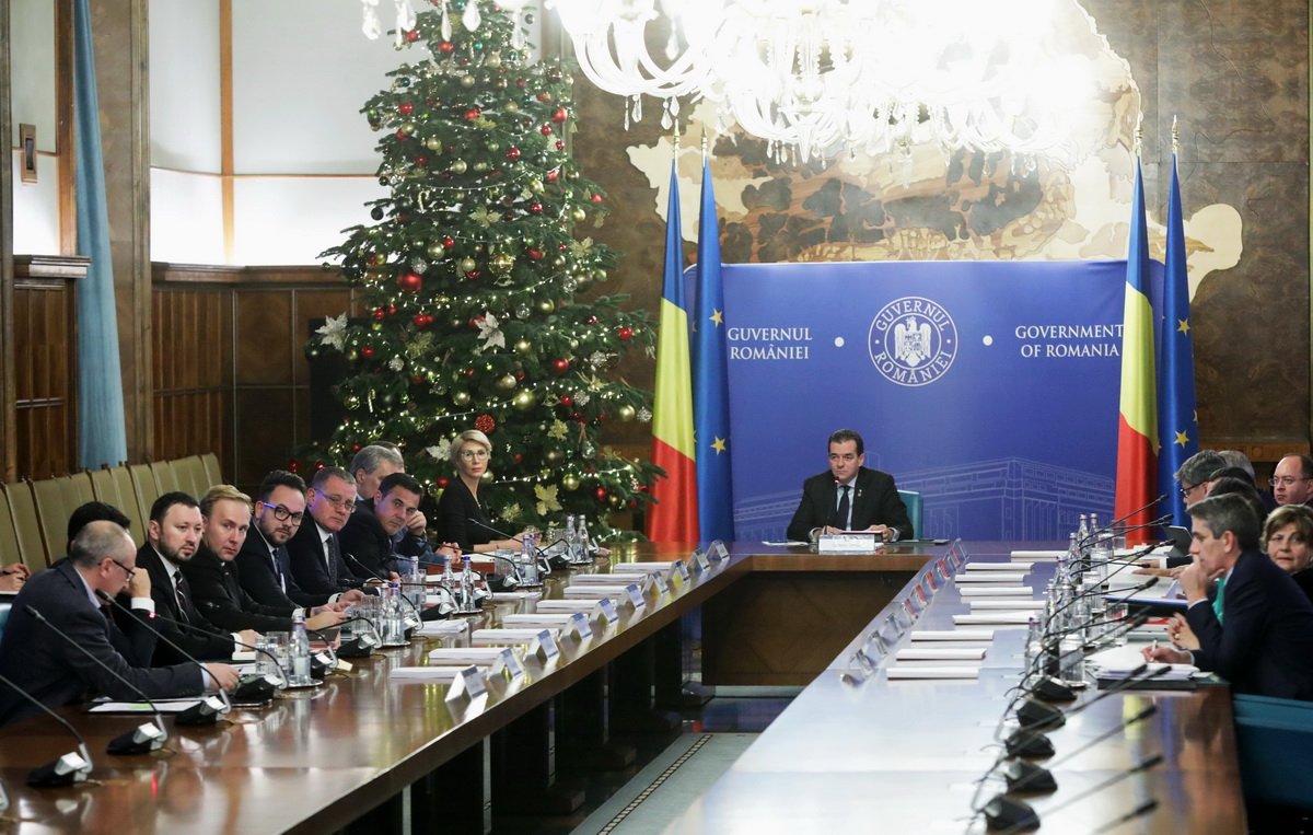 Mandátumát kockáztatva akar hatályba léptetni három törvényt a román kormány