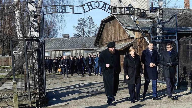 Mély szégyenérzetről beszélt a németek által elkövetett bűntettek miatt Angela Merkel Auschwitzban