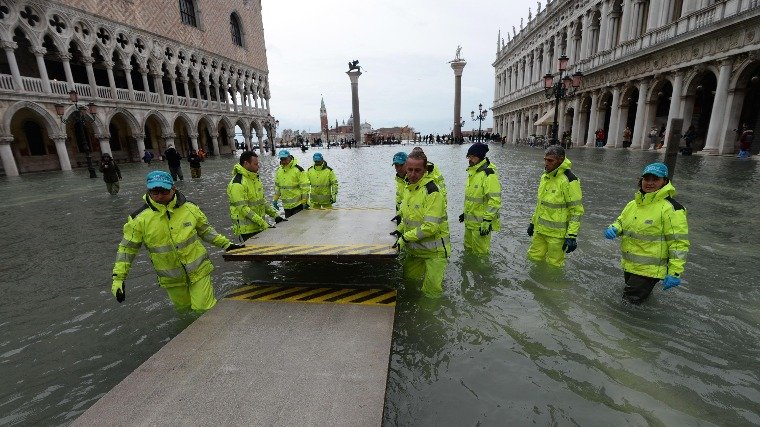 Velence fuldoklik: ismét lezárták a Szent Márk teret az árvíz miatt