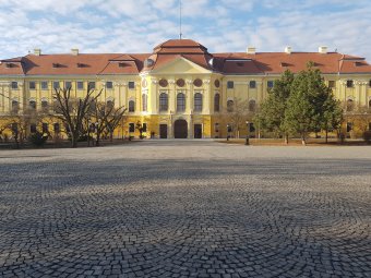 Egyre szépül a püspöki palota: hamarosan az építtető címere is felkerül a timpanonra