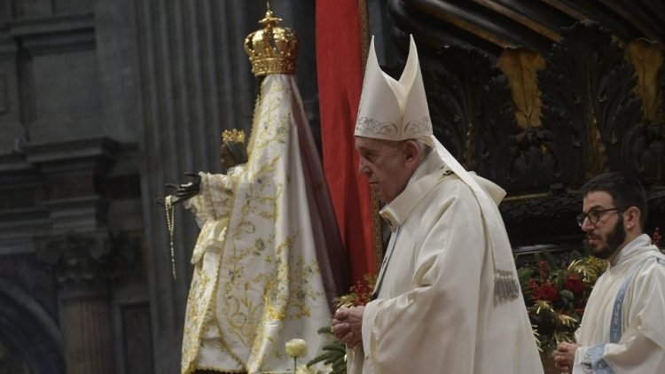 „Istenkáromlás a nők elleni erőszak” – Ferenc pápa bocsánatot kért, mert ráütött egy nő kezére
