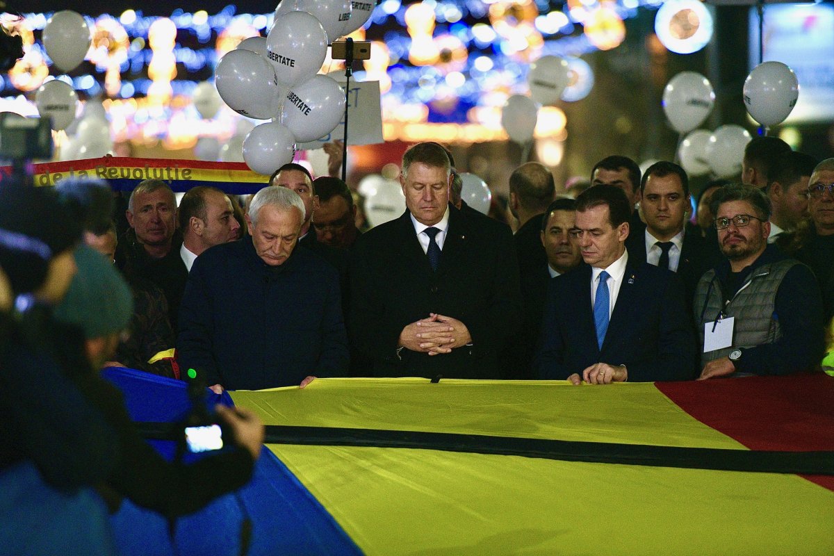 Klaus Johannis és Ludovic Orban is részt vett az 1989-es forradalom áldozatai előtt tisztelgő felvonuláson Bukarestben