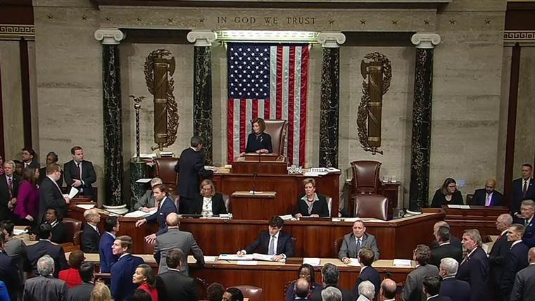 A képviselőház jóváhagyta az amerikai elnök alkotmányos felelősségre vonását, Trump a „pokolba küldené” ellenfeleit