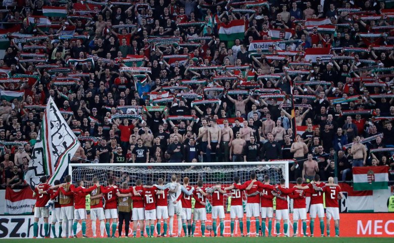 Rábólintott az UEFA, be lehet vinni a Nagy-Magyarországot ábrázoló molinókat a magyar válogatott meccseire