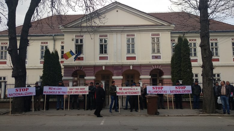 Leállítanák a visszaállamosítási kísérletet – a kézdivásárhelyi bíróság előtt tüntettek az ozsdolai közbirtokosság tagjai