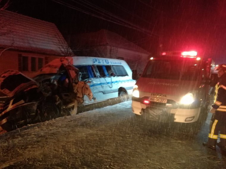 Kamionnal ütközött egy kisbusz Arad megyében, egy személy meghalt, tizenketten megsérültek