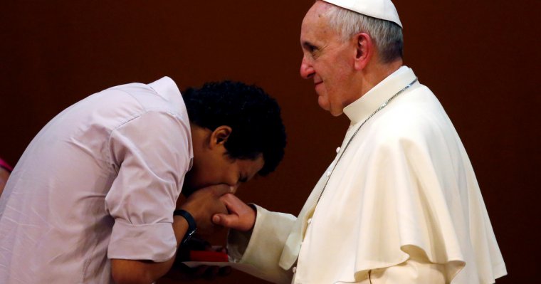 Ferenc pápa az emberek megfertőzésének elkerüléséért tekintett el a gyűrűcsóktól