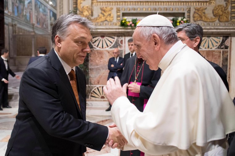 FRISSÍTVE: Egy unionista román aktivista szerint a bukaresti közméltóságok távollétében Orbán Viktor fogadja a pápát Csíksomlyón