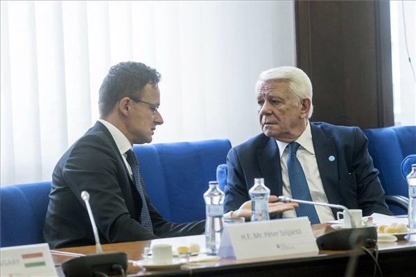 A román külügyminiszter visszafogott nyilatkozatok tételére kérte Budapestet