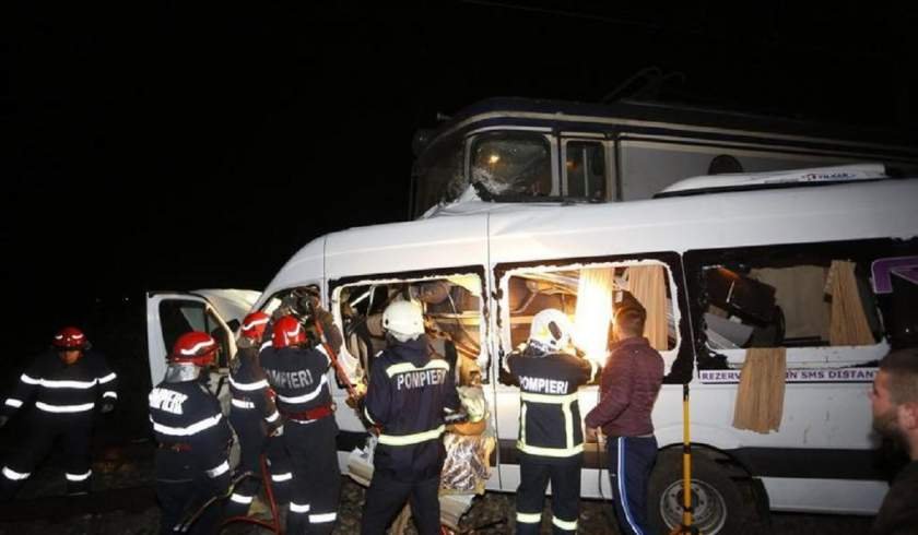 Elaludhatott a mikrobusz sofőrje, négyen meghaltak a vasúti átjárónál történt balesetben