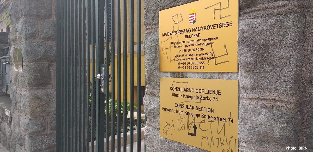 Horogkereszteket mázoltak Magyarország belgrádi nagykövetségének épületére