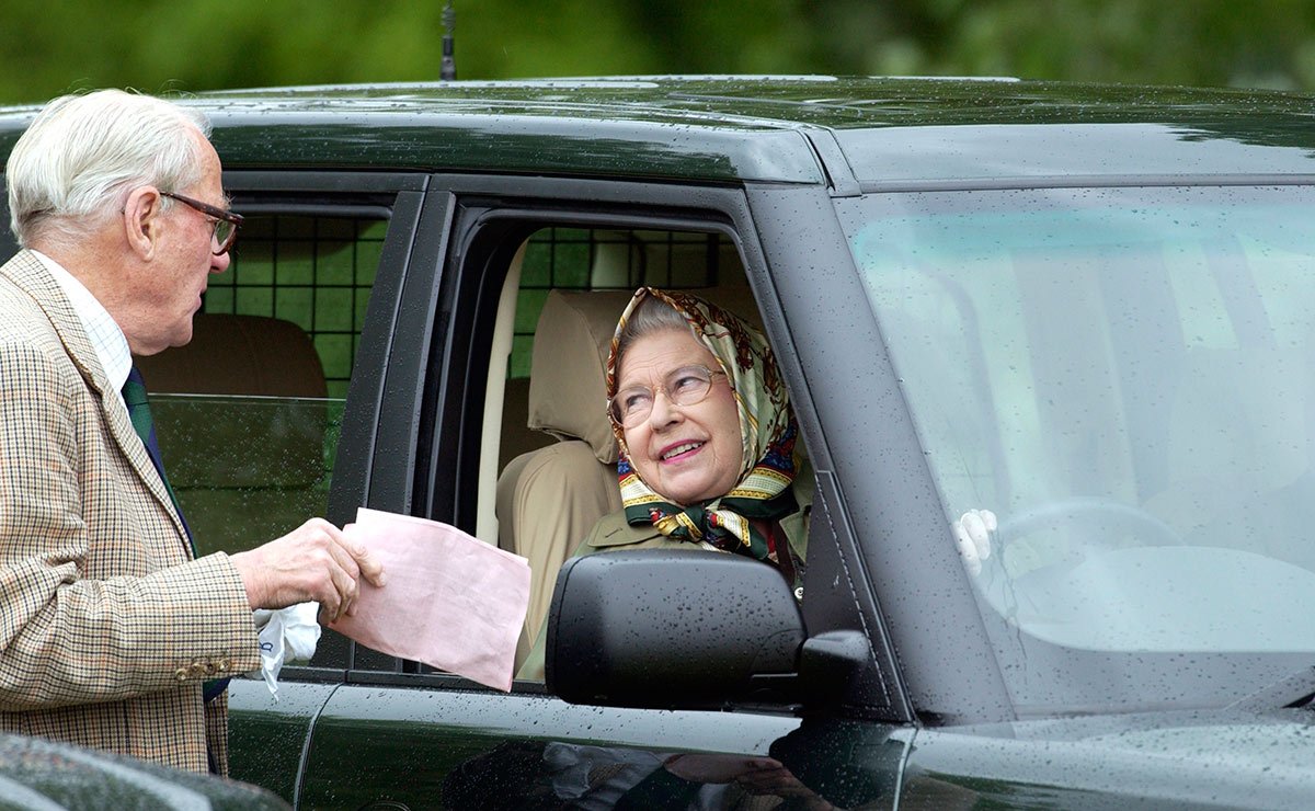 Nem ül volánhoz a királynő, a brit uralkodó is felhagyott az autóvezetéssel
