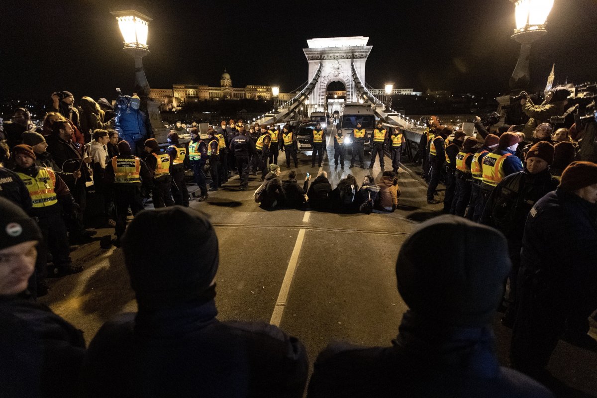 Rendőrök vitték el a hídfoglaló kormányellenes tüntetőket Budapesten