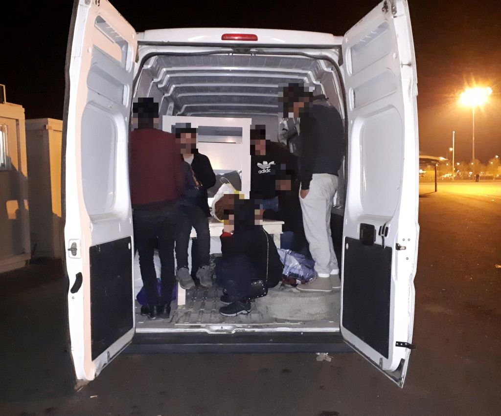 Tíz irakit fogtak egy török kisteherautóban a magyar és román határrendészek