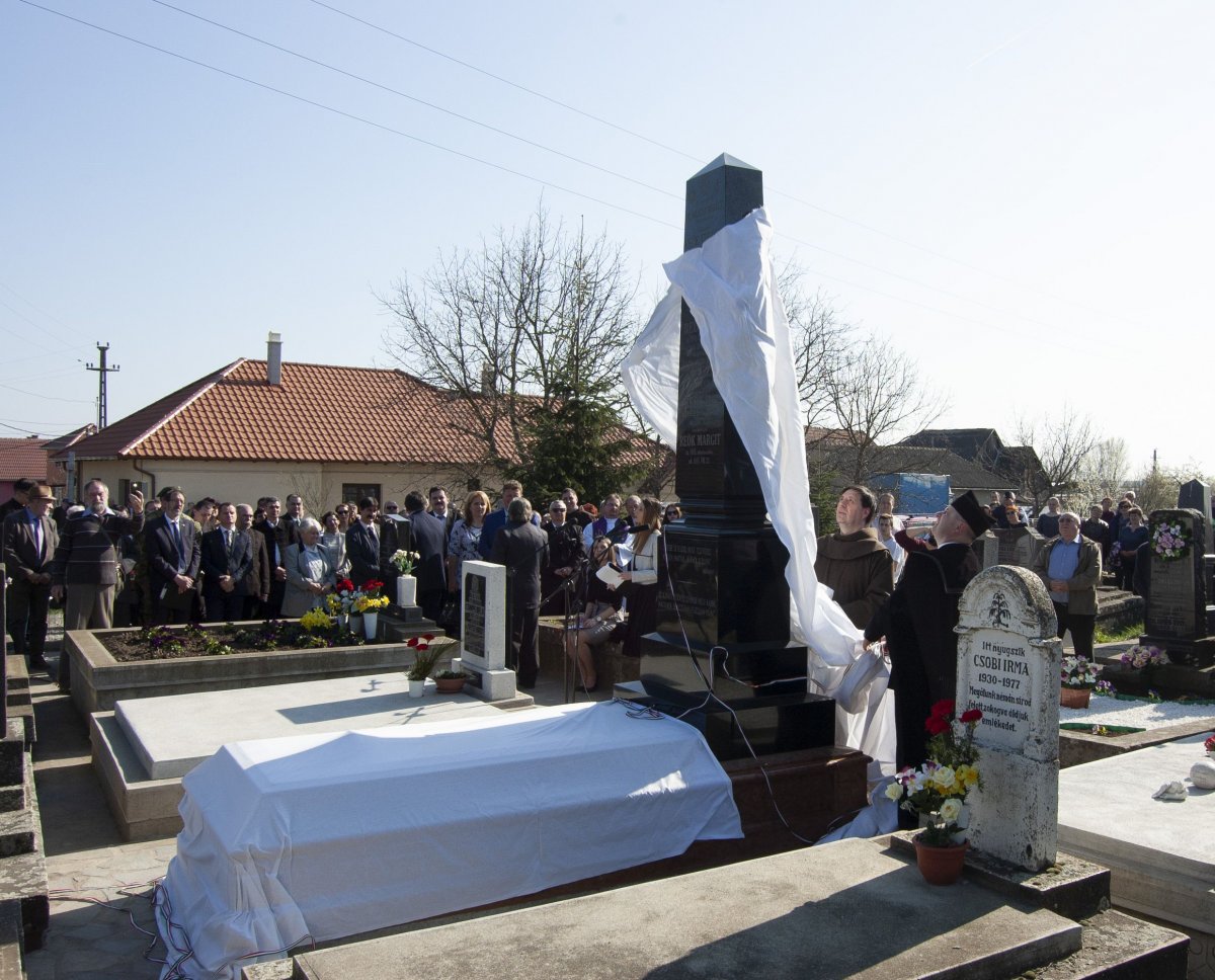 Leleplezték Munkácsy Mihály Kaplonyban eltemetett rokonainak emlékoszlopát