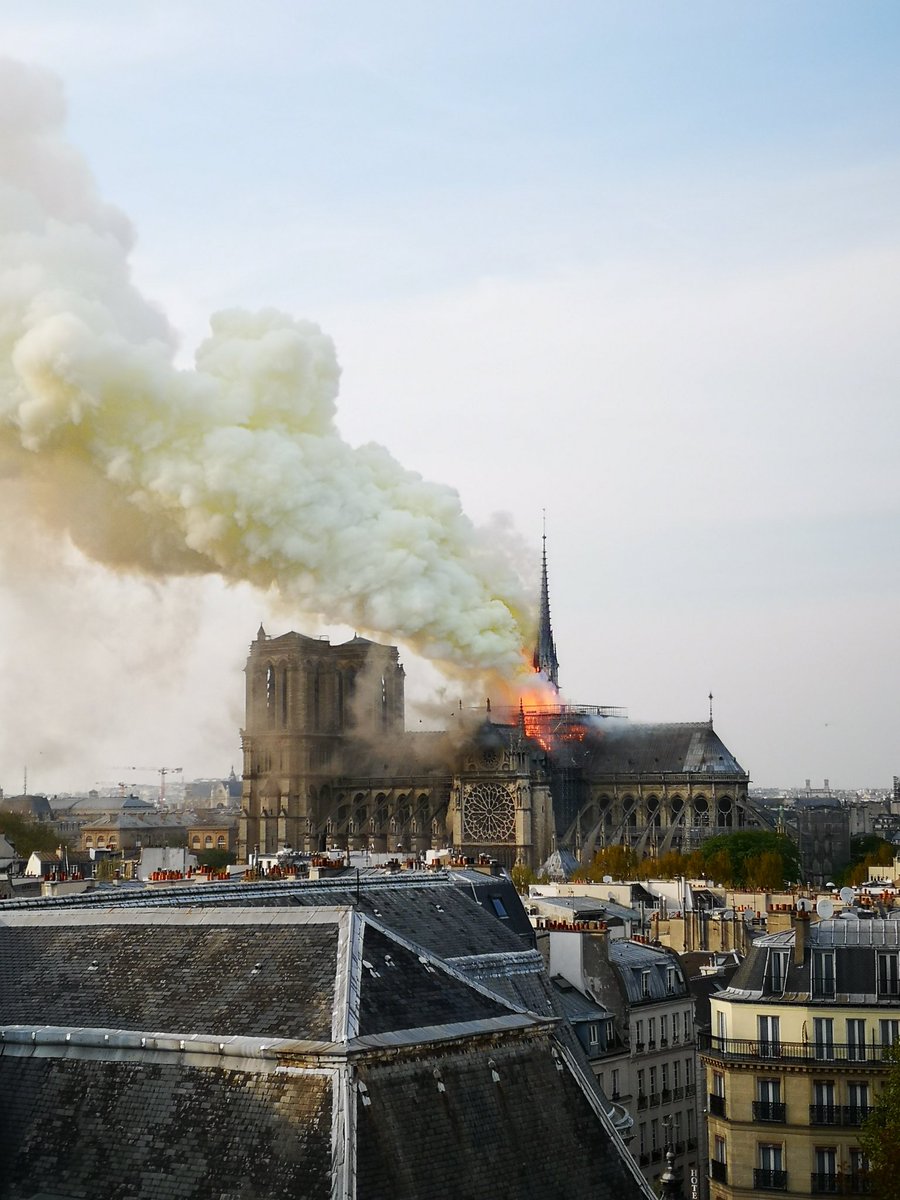 FRISSÍTVE – Sikerült megmenteni a teljes pusztulástól a párizsi Notre-Dame székesegyházat, újjáépítik a tűzvész után az épületet