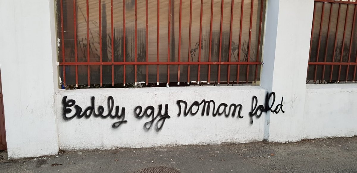 Egymásnak ellentmondó nyilatkozatok a bukaresti Ady-gimnáziumon megjelent magyarellenes felirat ügyében