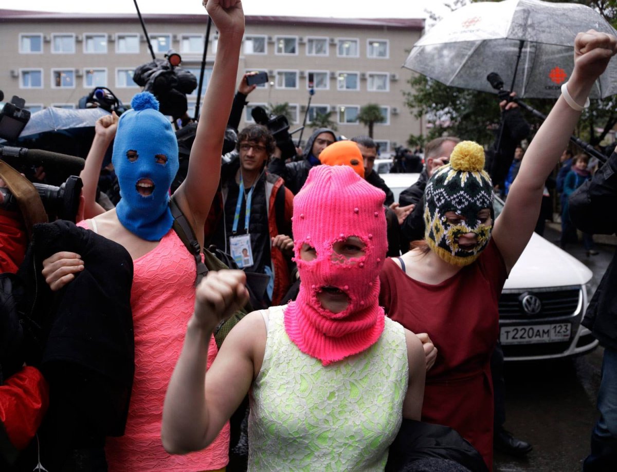 A Pussy Riot orosz feminista punk-rock banda az Awake fesztiválon