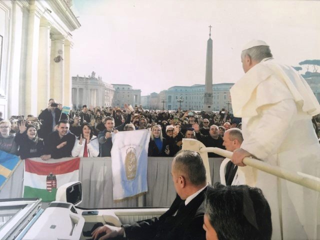 Felismerte és megáldotta a székelyföldi zarándokok Mária-zászlóját Ferenc pápa