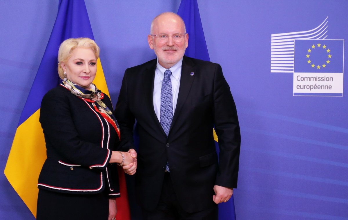 Frans Timmermans az aggályos kérdések mielőbbi megoldására szólította fel Viorica Dăncilă kormányfőt