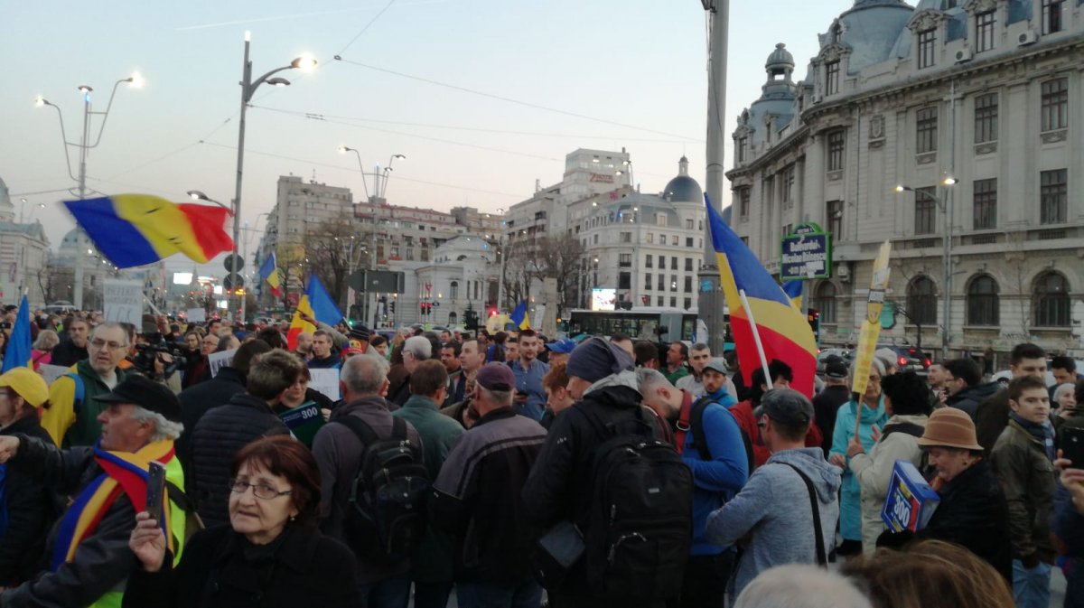 „Nem akarunk tolvajokat a hatalomban!” – Több százan szolidarizáltak Laura Kövesivel Bukarestben