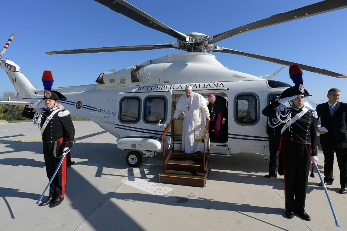 Helikopterrel érkezik Csíkszeredába a pápa