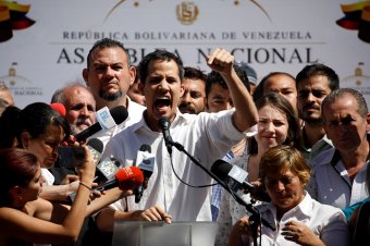 Fordulat Venezuelában, a parlament elnöke bejelentette a hatalom átvételét Madurótól