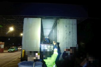 Több mint negyven határsértőt találtak egy román kamionban Csanádpalotánál