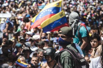 A hadsereg egy része átállt Guaidó oldalára, utcai zavargások robbantak ki Venezuelában