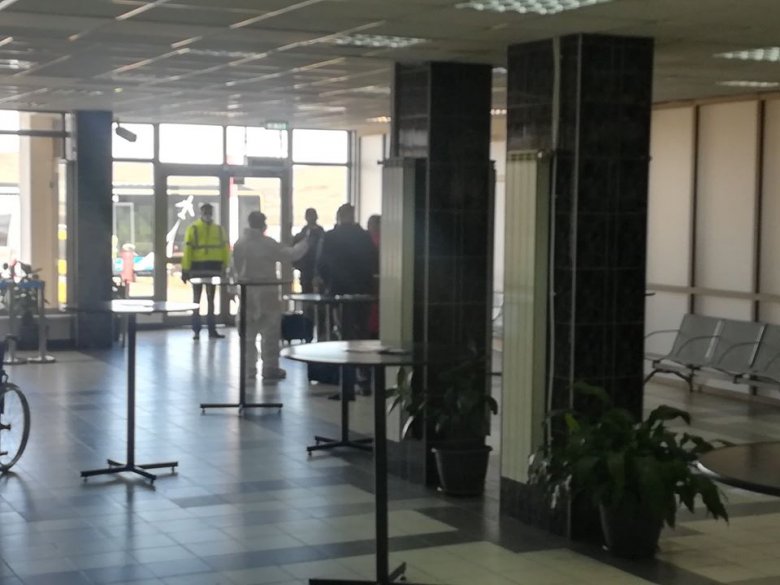 Elkülönítik az Olaszországból érkező utasokat a kolozsvári reptéren