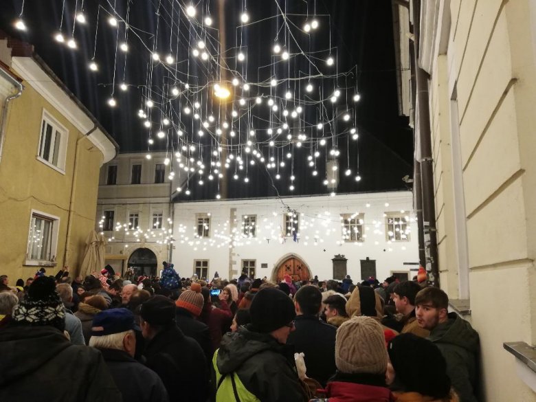 Zenés-fáklyás felvonulással ünnepelték Mátyás királyt Kolozsváron