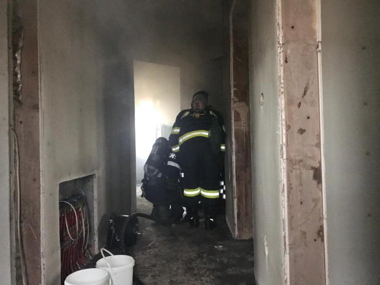 Tűz ütött ki egy besztercei panellakásban: egy ember meghalt, többen kórházba kerültek
