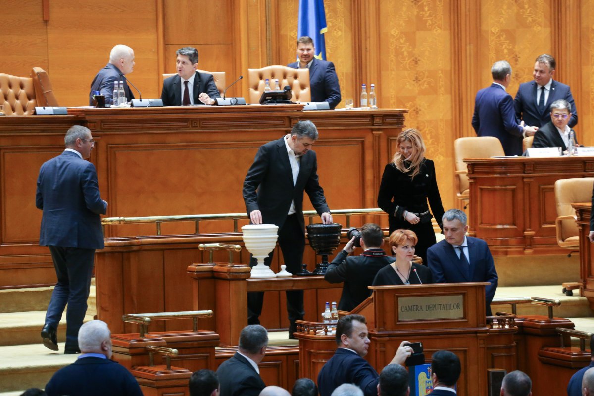 Ciolacu: a kormány nem tudja elkerülni a szavazást a bizalmatlansági indítványról