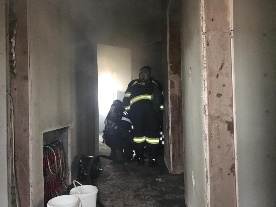 Tűz ütött ki egy besztercei panellakásban: egy ember meghalt, többen kórházba kerültek